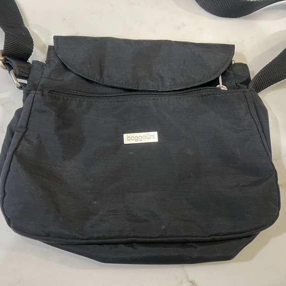 Baggallini Handbags - Baggallini Black Shoulder Bag Adjustable Strap Zipper Accents Pockets